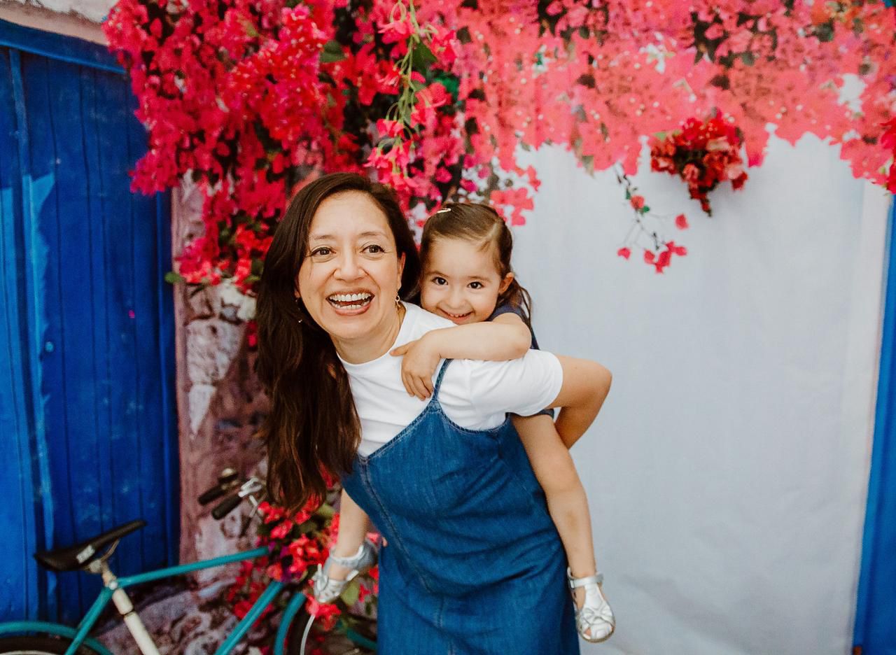 Fabiola Andrade con su hija, fundadora de Once in a Lifetime.