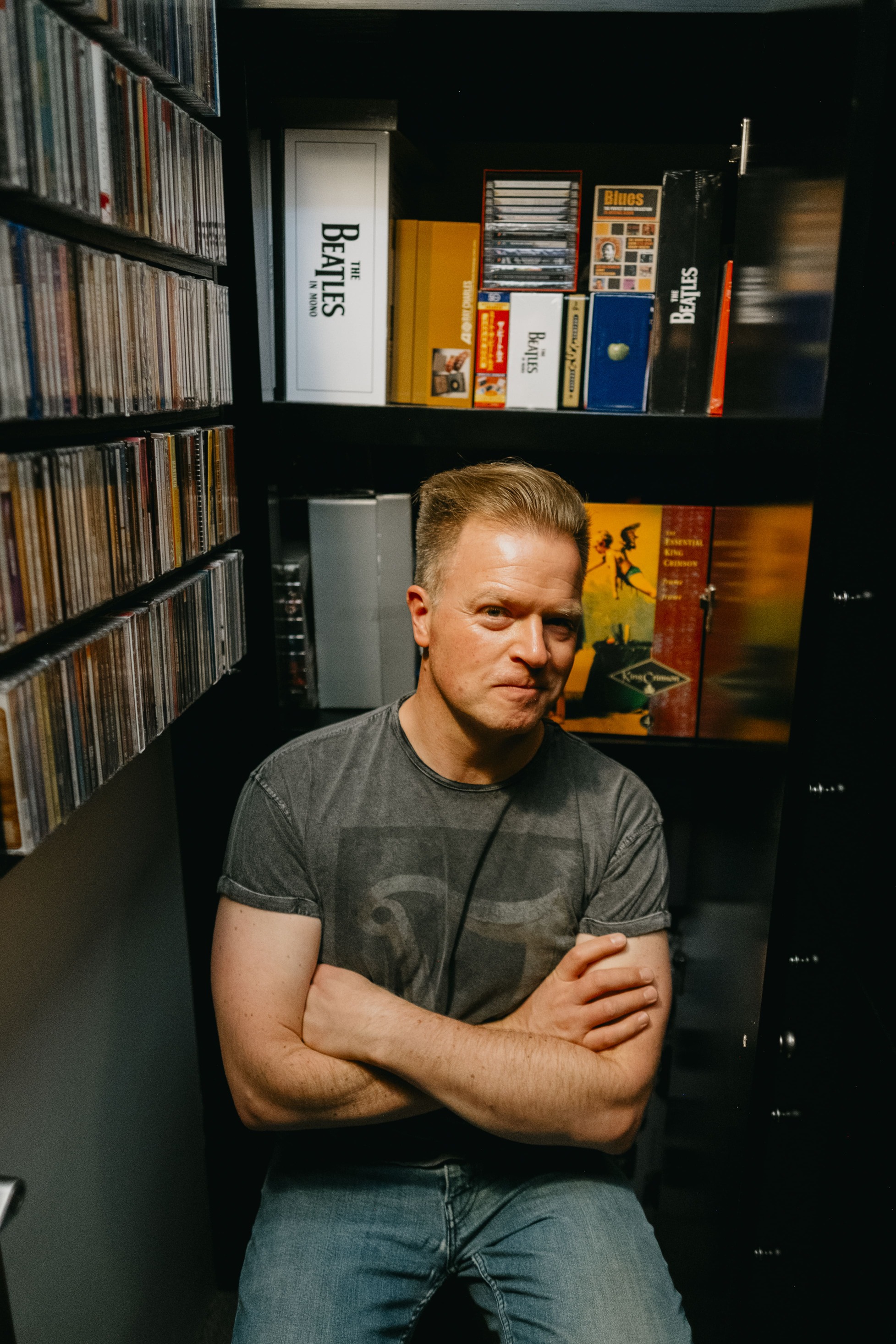 Arturo López Gavito rodeado de su colección de discos y ediciones especiales de música.